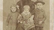 Marie Kovárníková s dětmi vlevo Marie, uprostřed Ludmila, vpravo bratr Rudolf.