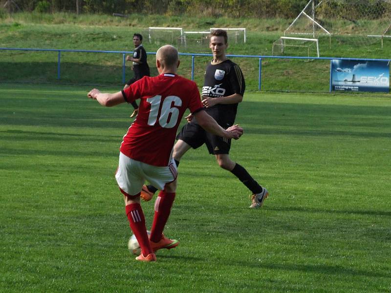 Hartvíkovice (v černém) nebyly v utkání 19. kola I. B třídy proti Nedvědici lepším mužstvem na hřišti. Těsné vedení zkraje druhé půle nakonec uhájily i bez vyloučeného Milana Outulného.