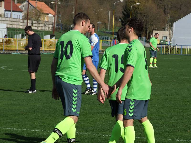 Jasnou záležitostí se stal duel týmů z Třebíčska Náměště-Vícenic (v zeleném) a Želetavy (v modrém). Domácí oslabeného soupeře vůbec nešetřili a nastříleli mu jedenáct branek.