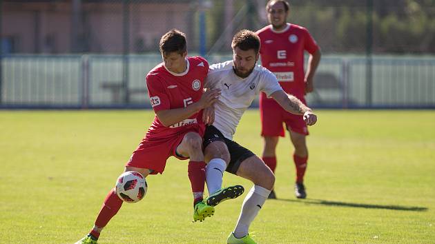 V HFK Třebíč (na snímku v červeném proti Pelhřimovu) chtějí sázet na vlastní odchovance.