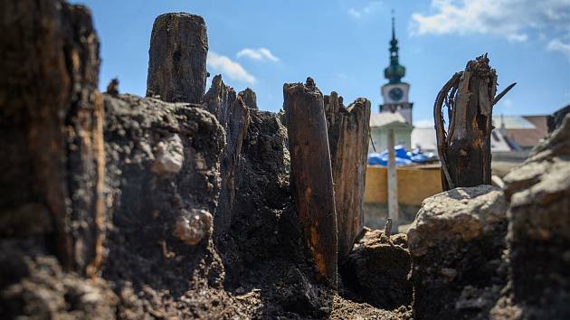 Na náměstí archeologové odkryli pozůstatky trhové osady, která pochází ze 12. století.