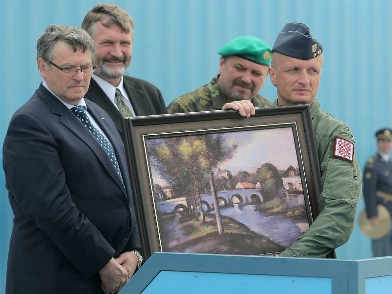 Na slavnostním nástupu 22. základny letectva v Sedleci u Náměště nad Oslavou předal velitel Společných sil  Armády České republiky (AČR) základnu do podřízenosti velitele Vzdušných  sil AČR plukovníka Libora Štefánika.