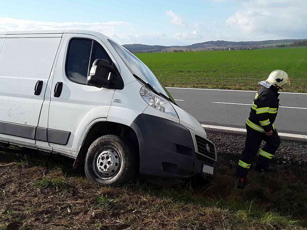 Nehoda dodávky u Bohušic se obešla bez zranění