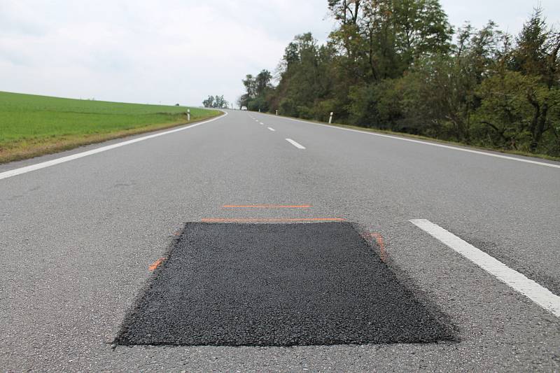 Velký výtluk, do kterého řidiči bez varování padali koly svých aut, je opravený. Poblíž už jsou ale při jízdě cítit pravidelné vlnky v silnici. To podle všeho vyhnívající pařezy narušují podloží vozovky.