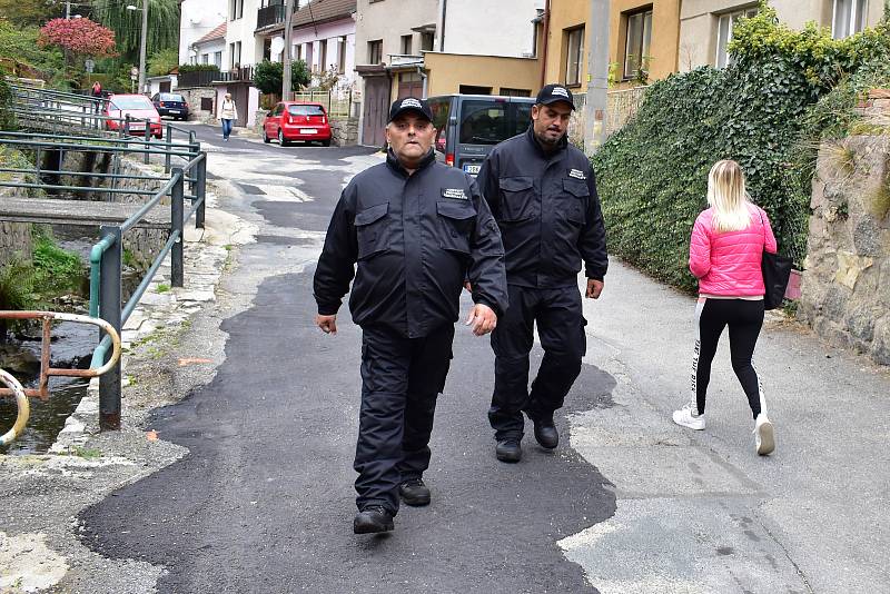 Romští asistenti prevence kriminality při pochůzce v centru Třebíče.