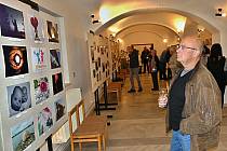 Moravskobudějovická výstava Fotofandi se letos vrátila do zámecké konírny. Loni ji mohli zájemci vidět pouze v on-line prostoru.