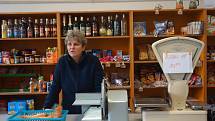 Příštpo si samo přes dvacet let provozuje vlastní obchod ve společném objektu s obecním úřadem. Obec tam zaměstnává prodavačku Ivanu Špačkovou.