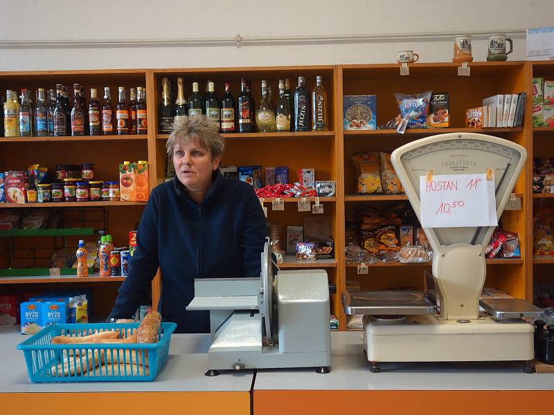 Příštpo si samo přes dvacet let provozuje vlastní obchod ve společném objektu s obecním úřadem. Obec tam zaměstnává prodavačku Ivanu Špačkovou.