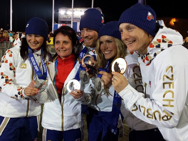 Z olympiády v Soči si český biatlon odvezl hned pět cenných kovů. Masérka Irena Česneková se fotí se všemi medailisty –  s Veronikou Vítkovou, Jaroslavem Soukupem, Gabrielou Soukalovou a Ondřejem Moravcem.