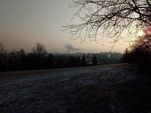 Pohled na Třebíč ráno 22. ledna 2019 od Kostelíčku ve čtvrti Horka - Domky.