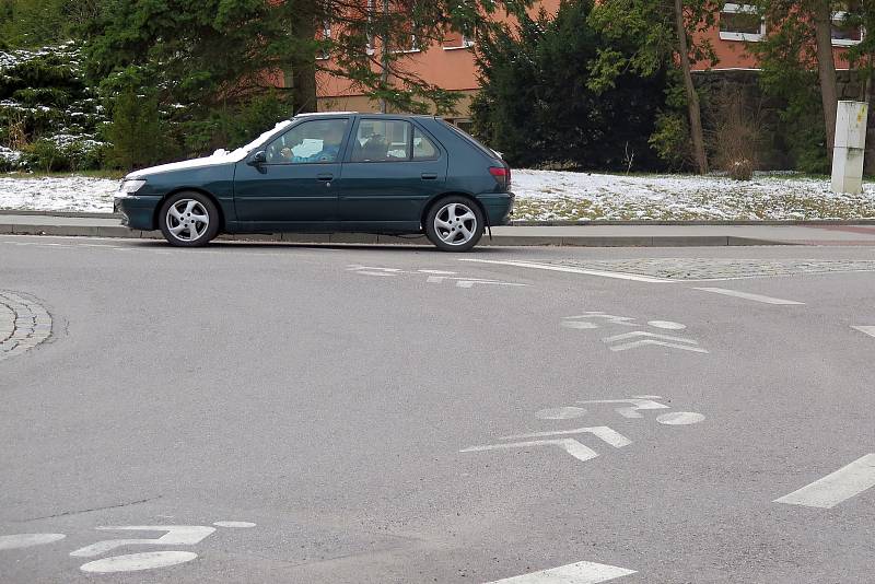 Piktogramy na třebíčských ulicích značící cyklokoridory. Na řadě míst jsou po několika měsících už značně vybledlé.