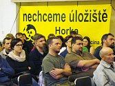 Lidé z lokality Horka protestují proti plánovanému úložišti. 