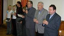 Zprava: Vlastimil Smetana, Libor Smejkal, Josef Svoboda, místostarostka obce Jitka Urbánková, Zdeněk Řepa a hostesky.