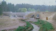 Číchov s povodněmi bojuje různě. Vystavěl například velký poldr na Leštinském potoce.