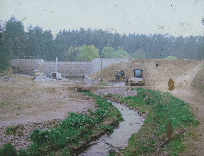 Číchov s povodněmi bojuje různě. Vystavěl například velký poldr na Leštinském potoce.