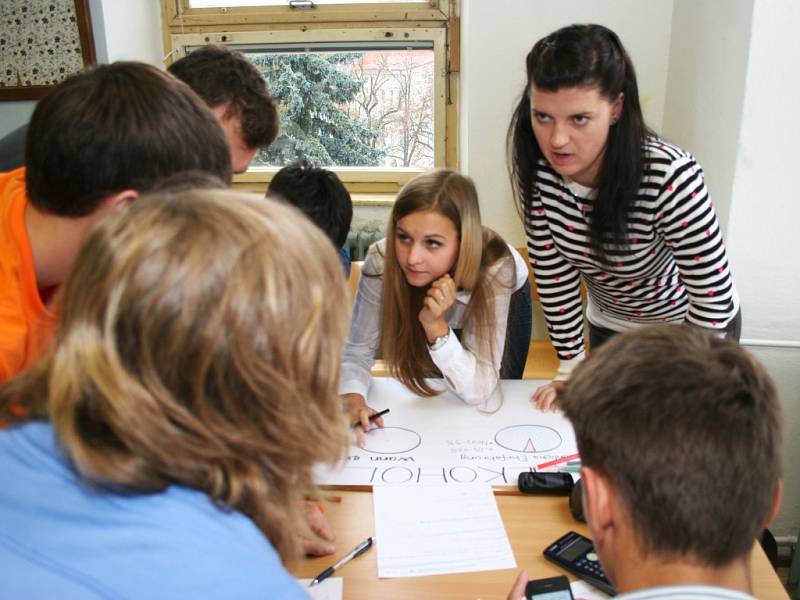 Společný projekt studentů třebíčského gymnázia a střední školy z Frankfurtu nad Mohanem probíhá v rámci Česko německého fondu budoucnosti. Hlavním tématem je problematika závislosti mladých lidí. Do dění se aktivně zapojili studenti obou škol.