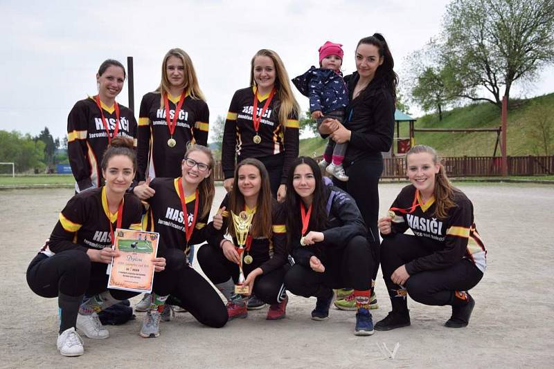 Členky týmu dorostenek Karolína Česneková, Tereza Chrástecká, Martina a Kateřina Vodičkovi. Dolní řada Zuzana Trnková, Aneta Havenová, Michaela Peštálová, Hana Petrželová a Eliška Krotká.