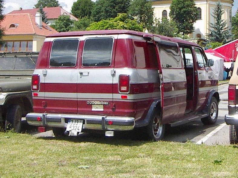 Petr Kuba se svým „pojízdným pokojíkem" Dodge Ram Van B 250.