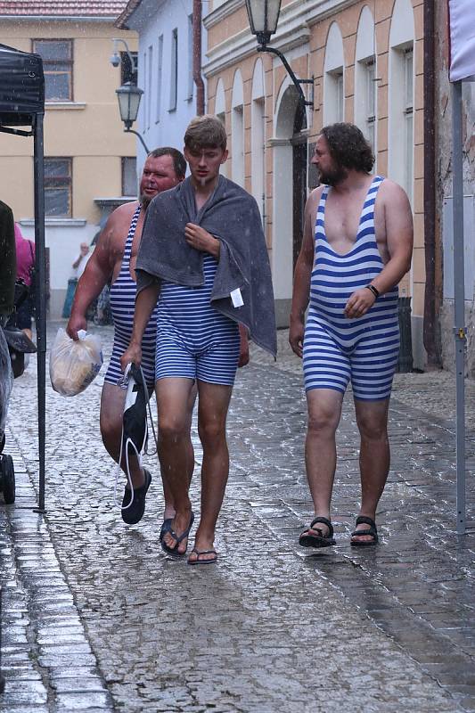 Oživené židovské město v Třebíči, to je tradiční letní kulturní akce. Uličky Zámostí o tomto víkendu plní návštěvníci, kteří si program moc užívají, i když občas přijde přeháňka. Foto: Deník/Karolína Jakubcová