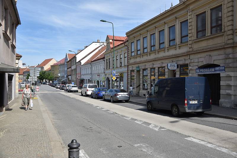 Po dokončení revitalizace bude jediná možnost, jak se na náměstí dostat křižovat ulic Smila Osovského, Bedřícha Václava a Jejkovské brány. Dopravu zde začnou řídit semafory.