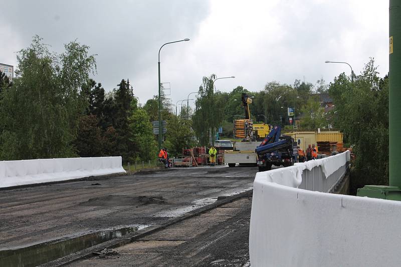 Průběh prací na zavřeném mostě v Třebíči.