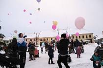 Vypouštění balonků s přáním Ježíškovi. Akce městské knihovny se konala v pondělí 4. prosince.