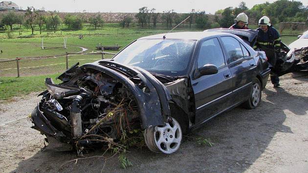 Osobní auto se střetlo s vlakem na železničním přejezdu mezi Kojeticemi a Horním Újezdem na Třebíčsku. 