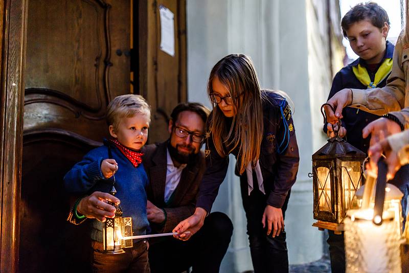 Navzdory pandemii i letos skauti rozvezou Betlémské světlo po republice. Zdroj: Foto Havlín.