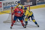 Hokejisté Třebíče (v červeném) podlehli Přerovu (žluté dresy) na jeho ledě 2:4. Jihlavská Dukla pak doma nestačila na Zlín.