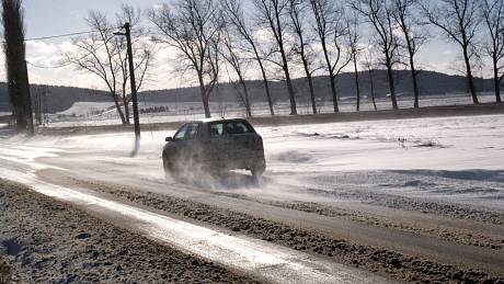 Na silnicích se mohou tvořit sněhové jazyky. Ilustrační foto.