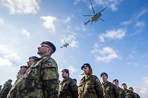 Slavnostní nástup u příležitosti 20. výročí vstupu České republiky do NATO na 22. základně vrtulníkového letectva Sedlec u Náměště nad Oslavou.