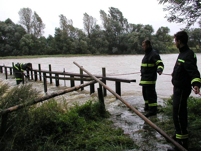 Povodně v roce 2002 na Třebíčsku. Rozvodněná řeka Rokytná.