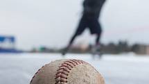 Bruslení na oválu kolem třebíčského baseballového stadionu.