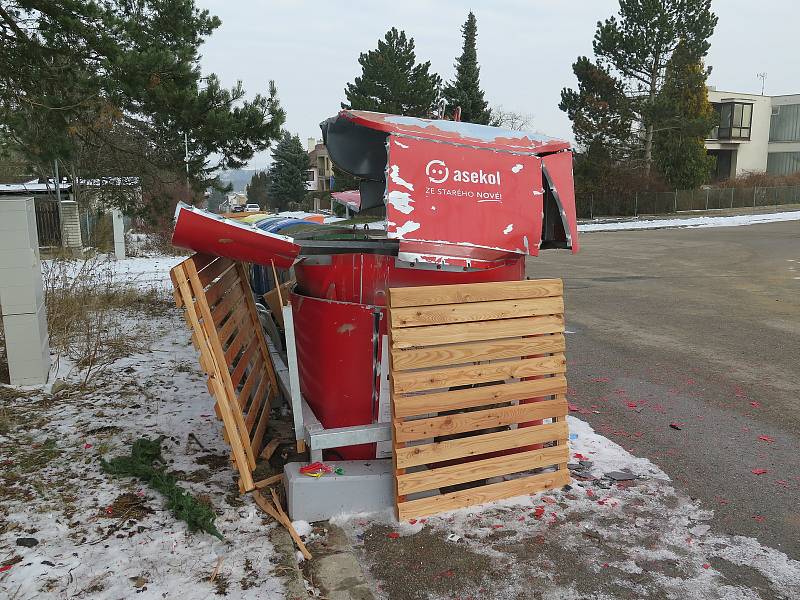 V Třebíči na Švabinského ulici vybuchl kontejner na elektroodpad.