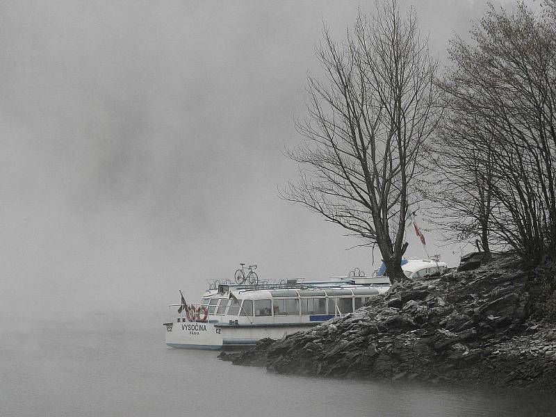 Loď Horácko v pondělí doputovala z Litoměřic na jezero Dalešické přehrady.