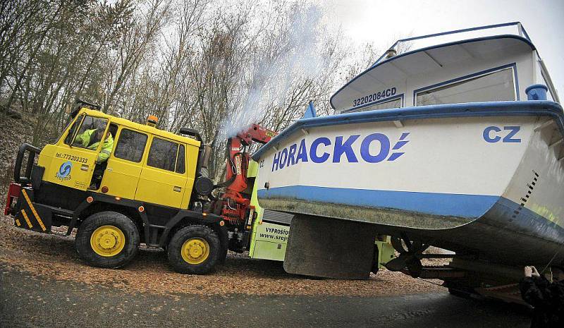 Loď Horácko v pondělí doputovala z Litoměřic na jezero Dalešické přehrady.