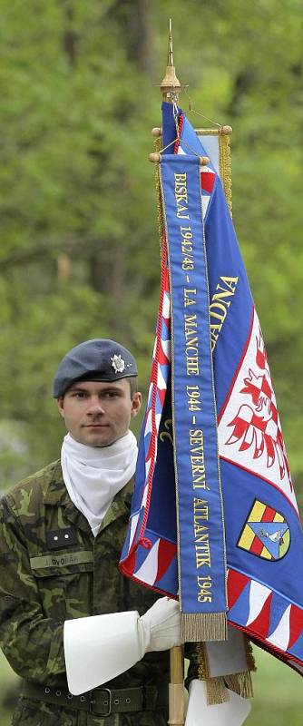 Vojáci z Náměště nad Oslavou uctili u Kramolína na Třebíčsku památku válečného seskoku československých parašutistů ze skupiny Spelter.