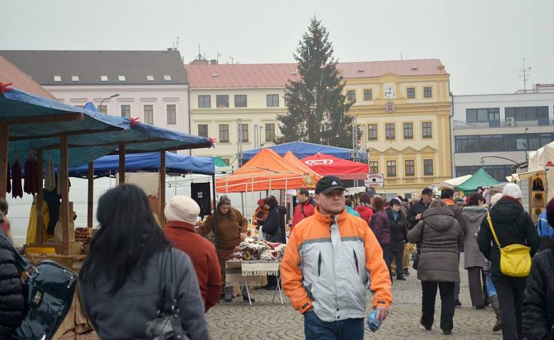 K předvánočnímu času patří v Třebíči tradičně také Vánoční náměstí. Navštívit jej mohou lidé od včerejšího dne. Ve stáncích najdou nejrůznější regionální pochutiny či zajímavý dárek pro své blízké.