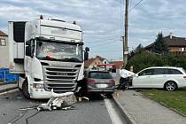Ke srážce dvou aut a kamionu došlo ve středu 16. srpna v Rapoticích na Třebíčsku. Foto: poskytla PČR