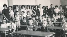 Premiéra. První prvňáčci v nové škole, snímek je z 1. září 1975.