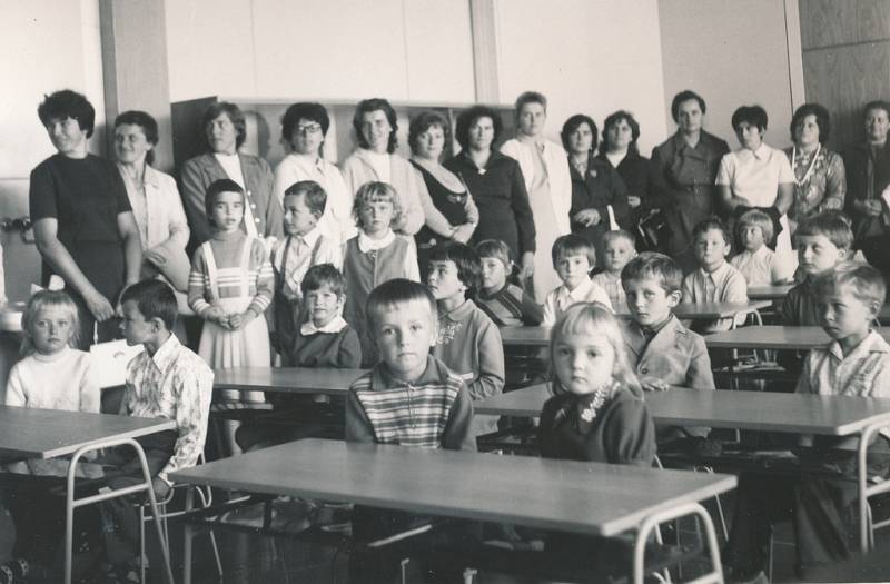 Premiéra. První prvňáčci v nové škole, snímek je z 1. září 1975.