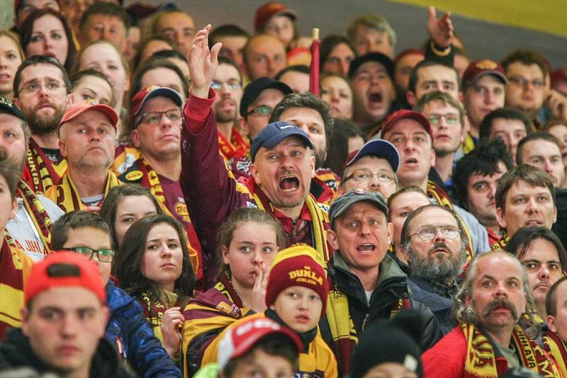  O první domácí prohře Jihlavy v letošním play-off první ligy rozhodly přesilové hry. Dukla dvojnásobnou početní výhodu v gól nepřetavila, Kladno ano.