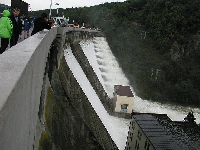 Povodně v roce 2002 na Třebíčsku. Rozvodněná řeka Jihlava.