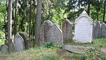 Židovský hřbitov je jeden z největších u nás. Není divu, že také figuruje na Seznamu Unesco.