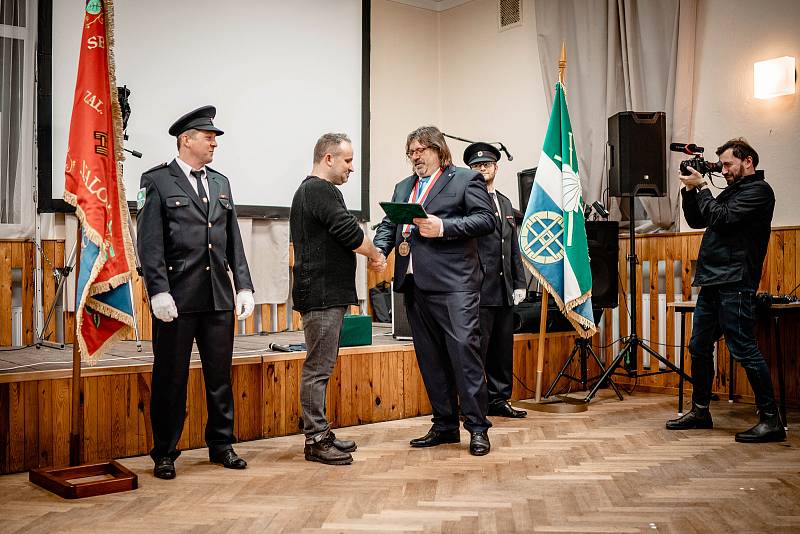 Slavnostní večer konaný u příležitosti udělení čestného občanství fotografu Romanu Francovi (druhý zleva).