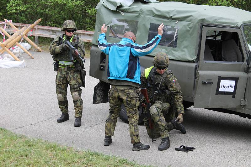 Profesionální vojáci, záložáci, policisté i zaměstnanci ČEZu cvičili, jak odrazit teroristický útok na Vodní dílo Dalešice.