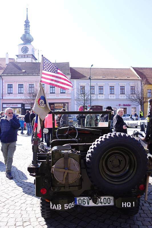 Sraz veteránů na Karlově náměstí v Třebíči.