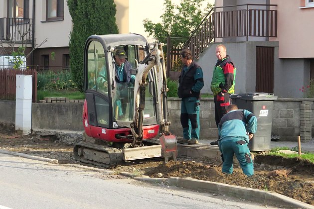 Zdržení na trase z Třebíče do Jihlavy: v Okříškách se opravuje chodník