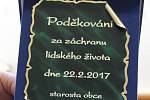 Před dvěma týdny pomohly čtyři děti k záchraně patnáctileté Magdy ze Slavětic, pod kterou se na tamní nádrži probořil o jarních prázdninách led. Všichni čtyři zachránci jsou žáky Základní školy v Hrotovicích, a proto se slavnostní poděkování událo tam.