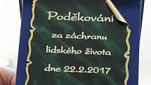 Před dvěma týdny pomohly čtyři děti k záchraně patnáctileté Magdy ze Slavětic, pod kterou se na tamní nádrži probořil o jarních prázdninách led. Všichni čtyři zachránci jsou žáky Základní školy v Hrotovicích, a proto se slavnostní poděkování událo tam.